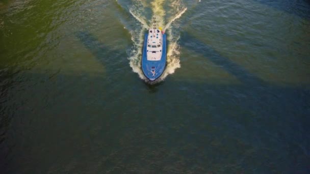Uma Cena Náutica Serena Mostrando Barco Azul Branco Flutuando Pacificamente — Vídeo de Stock