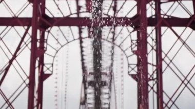 Tepesinde Sayısız Kablo olan Kule, Telekomünikasyon ve Güç Aktarımı için Tanınmış Bir Yapı