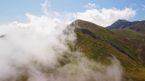 Vue Aérienne Une Chaîne Montagnes Couverte Nuages — Video