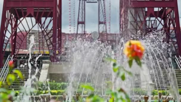 Κόκκινη Γέφυρα Νερό Που Στάζει Έξω Θεαματική Θέα Του Cascading — Αρχείο Βίντεο