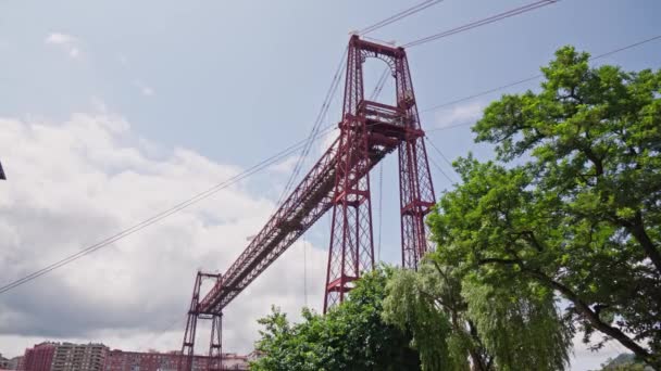 Towering Metal Structure Standing Vibrant Green Park — Stock Video