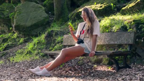 Una Mujer Sentada Banco Aire Libre Mientras Usa Teléfono Celular — Vídeo de stock