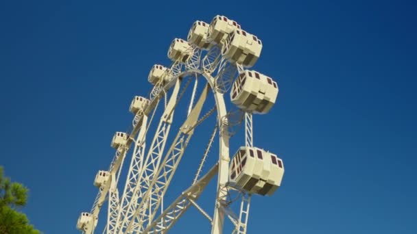 Ett Pariserhjul Med Fyra Tomma Säten Snurrar Mot Klarblå Himmel — Stockvideo
