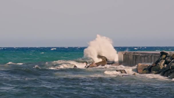 巨大な波が海岸沿いの険しい岩と激しく衝突する — ストック動画