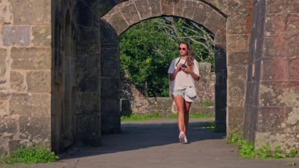 Una Donna Che Cammina Attraverso Arco Pietra Contesto Storico — Video Stock