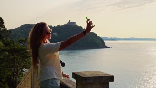 Una Mujer Pie Captura Una Foto Con Smartphone — Vídeos de Stock