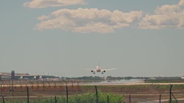 Avião Comercial Voando Alto Cercado Por Nuvens Contra Fundo Azul — Vídeo de Stock
