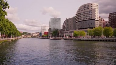 Nehir kıyıları boyunca uzanan gökdelenlerle şehri kesiyor..