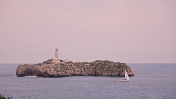 Küçük Bir Adanın Yakınında Süzülen Bir Yelkenli — Stok video