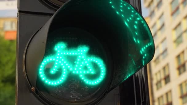 Ένα Φανάρι Που Εμφανίζει Μια Πράσινη Πινακίδα Ποδηλάτου Υποδεικνύοντας Δικαίωμα — Αρχείο Βίντεο