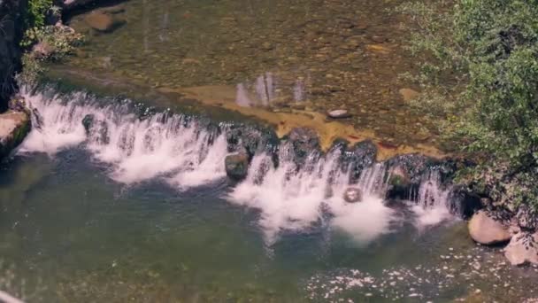 Letecká Perspektiva Vodopádu Kaskádovitého Řece Okolní Krajinou — Stock video