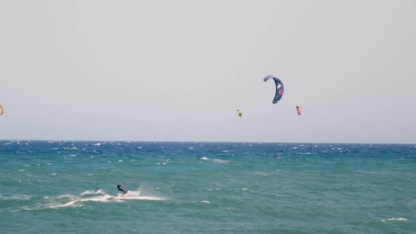 Group People Parasailing Blue Ocean Colorful Parasail Billowing Them — Stok video