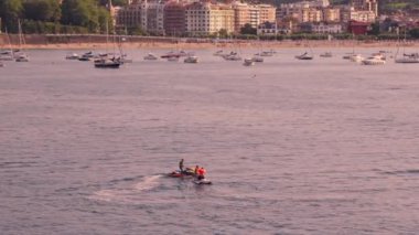 Suyun ortasında bir teknede bir insan..