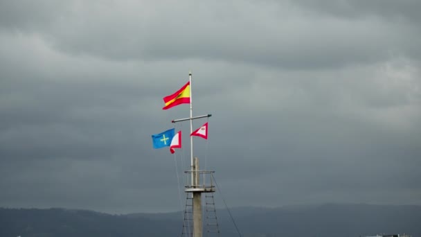Tres Banderas Ondeando Parte Superior Barco Navegando Cuerpo Agua — Vídeos de Stock