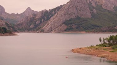 Yüksek dağlarla çevrili büyük bir su kütlesi..