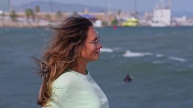 Suyun önünde duran uzun saçlı bir kadın..