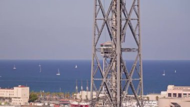 Tepesinde saat olan, gökyüzüne karşı duran uzun bir kule..