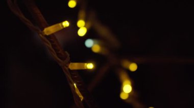 Küçük sarı ışıklar karanlık bir alanı hafifçe aydınlatır, akşam buluşmaları veya dinlenme için ideal sıcak ve davetkar bir atmosfer ekler..