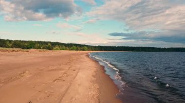 Huzurlu göl boyunca uzanan altın kumlar, yumuşak dalgaların, mavi ve beyaz renklerle boyanmış bir gökyüzünün altında kıyıları öptüğü yer..