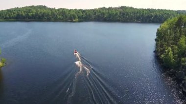 Parlak sularda süzülen yalnız bir tekne, yemyeşil sularla çevrili ve güneşli bir günün narin sükuneti içinde doğayla iç içe..