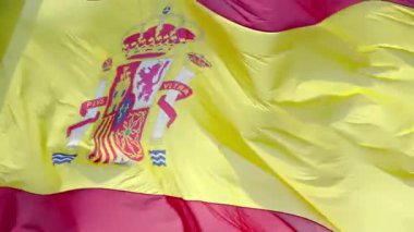 Canlı bir İspanyol bayrağı, İspanya 'nın zengin mirasını ve kültürünü gururla temsil ederken cesur renklerini sergileyerek rüzgarda dalgalanıyor..