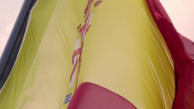 Canlı bir festival sırasında İspanya ve Belçika 'nın renkli bayrakları rüzgarda dalgalanıyor. Arkadaşlar bir araya gelip müzik ve geleneksel yiyeceklerin tadını çıkarırken aynı zamanda zengin kültür mirasını kucaklıyorlar..