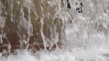 Yumuşak su kayaların üzerinden akar ve sabahın erken saatlerinde huzurlu bir ortamda huzurlu bir ses ortamı yaratır. Huzurlu bir yansıma yaratır..
