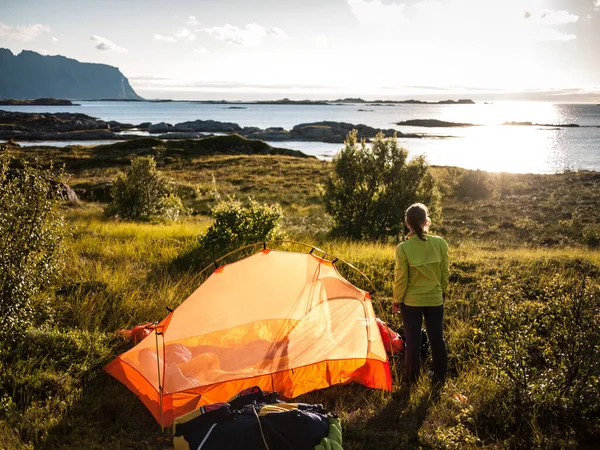 ノルウェーの海辺にテントを張ってキャンプする女性 — ストック写真