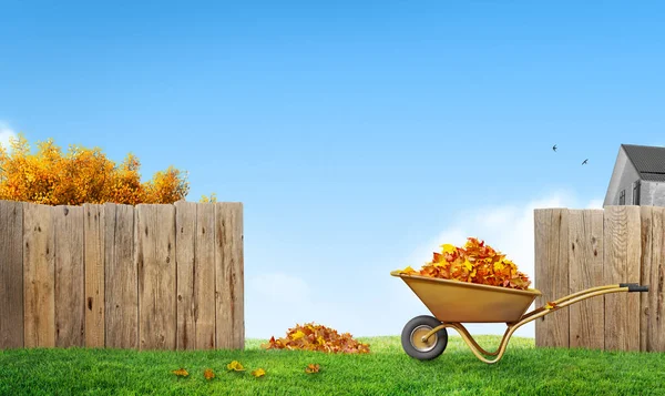 Сгребание Осенних Листьев Лужайке Дворе Сада Деревянный Забор Дом — стоковое фото
