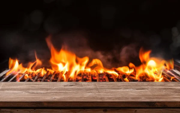 Barbecue Barbecue Grill Con Fuoco Fiammeggiante Brace Carbone Sfondo Nero — Foto Stock