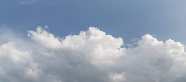 Panorama Céu Azul Com Nuvens Dia Ensolarado Com Nuvens — Fotografia de Stock