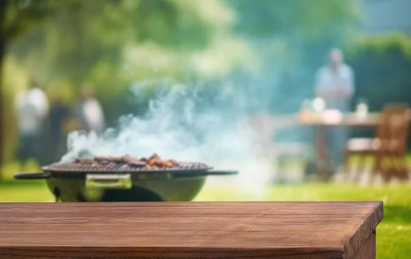 Summer Time Backyard Garden Grill Bbq Wooden Table Blurred Background — Stock Photo, Image