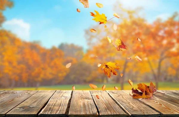 オレンジの葉と古い木の板秋の自然背景 — ストック写真