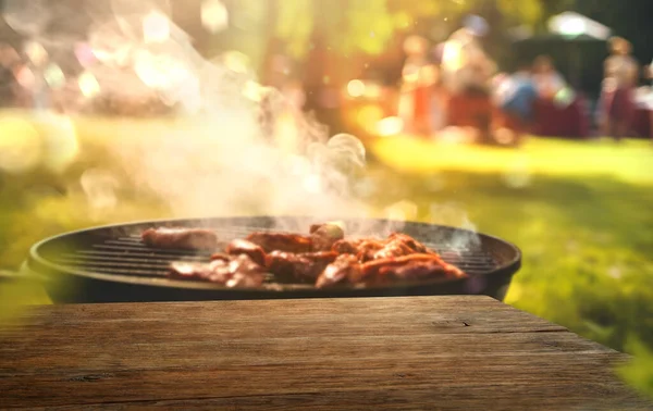 夏日派对 后院花园 烧烤烧烤 木制桌子 模糊的背景 图库图片