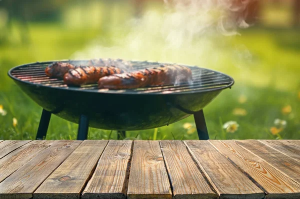 Ora Legale Nel Giardino Sul Retro Con Barbecue Tavolo Legno Immagine Stock