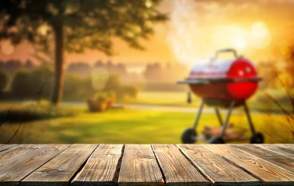 夏天在后院花园烧烤 木制桌子 模糊的背景 免版税图库照片
