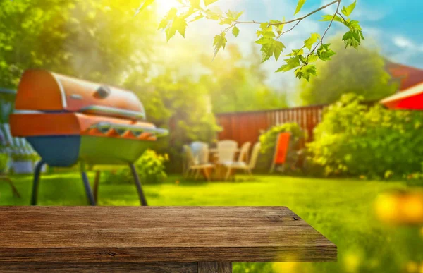 夏天在后院花园烧烤 木制桌子 模糊的背景 图库图片