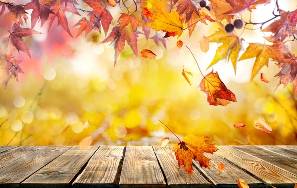 Oranžové Podzimní Listí Staré Dřevěné Prkno Podzimní Přírodní Pozadí Stock Obrázky