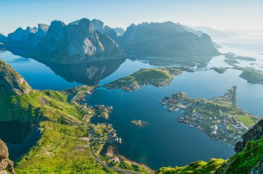 Norveç 'in Lofoten Adaları' ndaki Norveç balıkçı köyü, hava manzaralı.