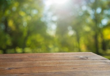 Tahta masa ve doğal bulanık arkaplan