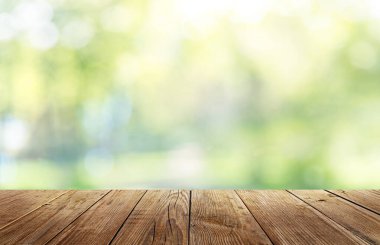Ahşap masa ve arka plan bulanık