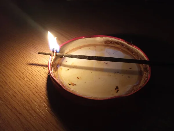 Yağ ve fitil mumu. Ukrayna 'da kesintiler oluyor. Canlı ateş.
