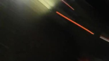 Her renkten noktaların kaotik hareketi. Parlak renkler. Gece şehir ışıkları. Ekran koruyucu. Video sanatı grafikleri.