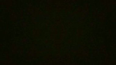 Karanlık bir arkaplanda spiral ışık hareketi. Dinamik arka plan. Çizgiler, raster Video Sanatı Grafikleri.