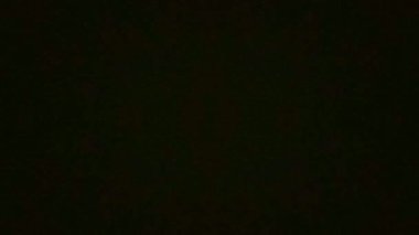 Karanlık bir arkaplanda spiral ışık hareketi. Dinamik arka plan. Çizgili, raster. Video sanatı grafikleri.