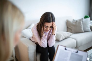 Profesyonel psikolog doktor konsepti psikoterapi seansında ya da danışman sağlığında danışmanlık yapıyor. Sağlık kavramları. terapi oturumu