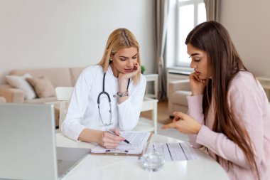 Sağlık ve tıbbi konsept. Hastanedeki hastanın doktoru. Ofiste çalışan ve hastayı dinleyen doktor semptomlarını, sağlık hizmetlerini ve yardım kavramlarını açıklıyor.