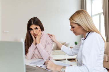 Hasta kötü haberler alıyor, çaresiz ve ağlıyor, doktor desteğiyle ve hastasına sempati ile bakıyor. Merak etme, bu tıbbi test o kadar da kötü değil.