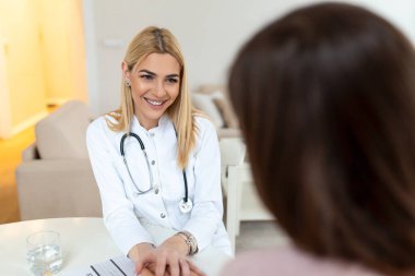 Sağlık ve tıbbi konsept. Hastanedeki hastanın doktoru. Ofiste çalışan ve hastayı dinleyen doktor semptomlarını, sağlık hizmetlerini ve yardım kavramlarını açıklıyor.