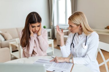 Hasta kötü haberler alıyor, çaresiz ve ağlıyor, doktor desteğiyle ve hastasına sempati ile bakıyor. Merak etme, bu tıbbi test o kadar da kötü değil.